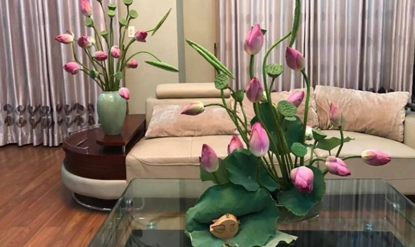 Cách cắm hoa bàn thờ đẹp với hoa lay ơn kết hợp lá tùng, mang vẻ đẹp truyền thống