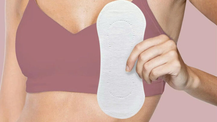 Cách dán băng vệ sinh mỏng vào áo ngực để thấm hút mồ hôi hiệu quả