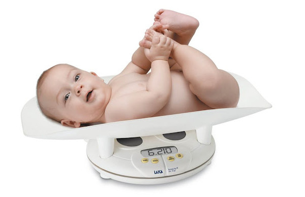 Cách đo cân nặng bé sơ sinh chính xác trên cân điện tử tại nhà