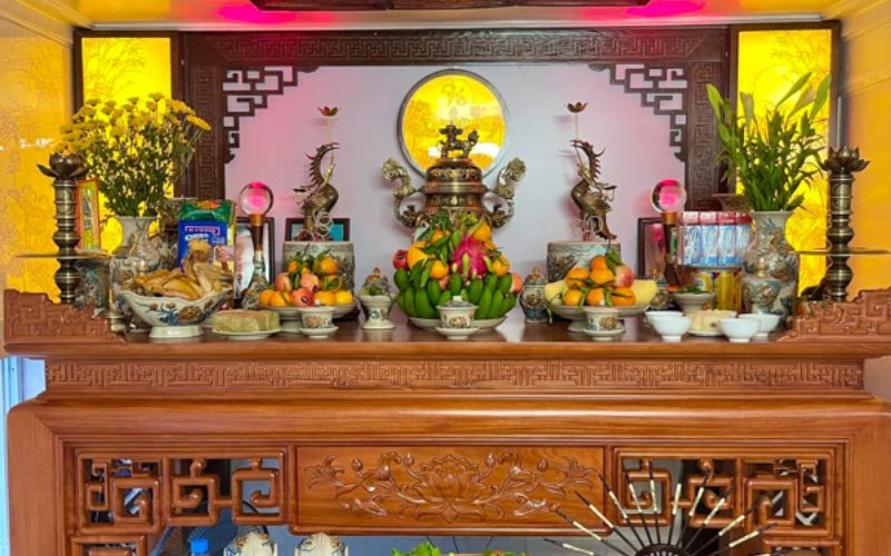 Cách duy trì hoa tươi lâu trên bàn thờ bằng việc thay nước thường xuyên, đảm bảo mẫu cắm hoa bàn thờ đẹp đơn giản