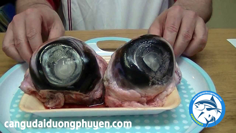 Sơ chế mắt cá ngừ bằng muối và chanh