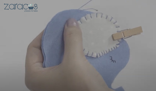 Cách làm đồ treo nôi handmade: Khâu mép vải và nhồi bông