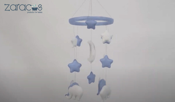 Cách làm đồ treo nôi handmade: Thắt dây ở 4 góc rồi treo lên nôi