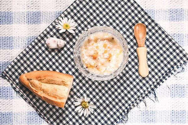 Cách nấu cháo ăn dặm cho bé 5 tháng bằng bánh mì tiện lợi