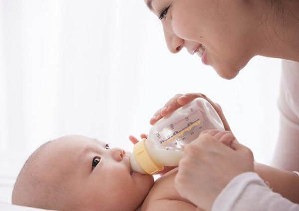 Vệ sinh tay sạch sẽ khi pha sữa cho trẻ sơ sinh