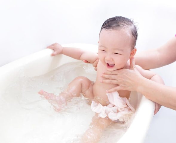 Tắm Bé Sơ Sinh Mấy Giờ: Hướng Dẫn Chi Tiết An Toàn & Khoa Học Tắm Bé Sơ Sinh Mấy Giờ: Hướng Dẫn Chi Tiết An Toàn & Khoa Học