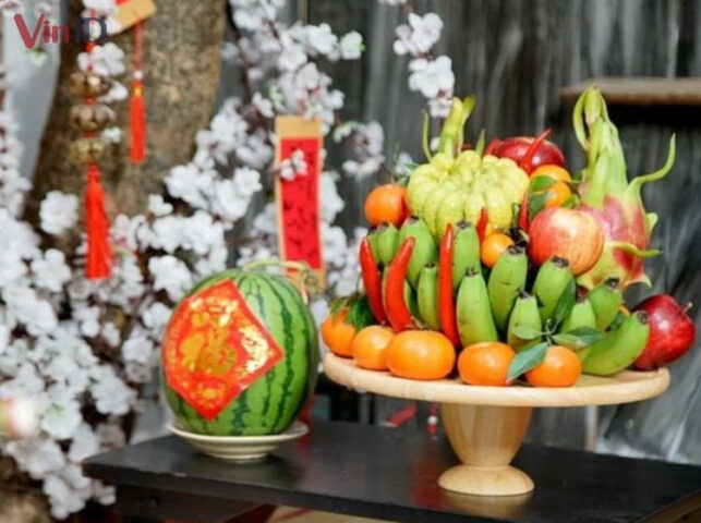 Cách trang trí mâm cỗ Trung Thu với mâm ngũ quả miền Bắc, sắp xếp các loại trái cây như chuối, bưởi, hồng, quýt theo bố cục hài hòa, thể hiện sự đủ đầy.