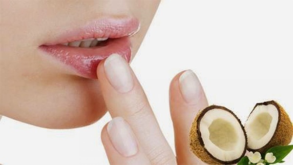 Dưa chuột cấp ẩm tức thì cho môi
