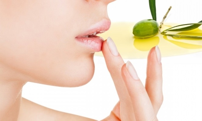 Kem dưỡng môi và sáp nẻ là giải pháp tiện lợi
