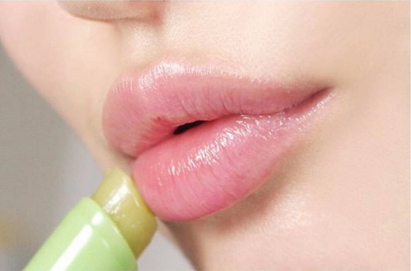 Mặt nạ môi từ cánh hoa hồng giúp môi hồng hào