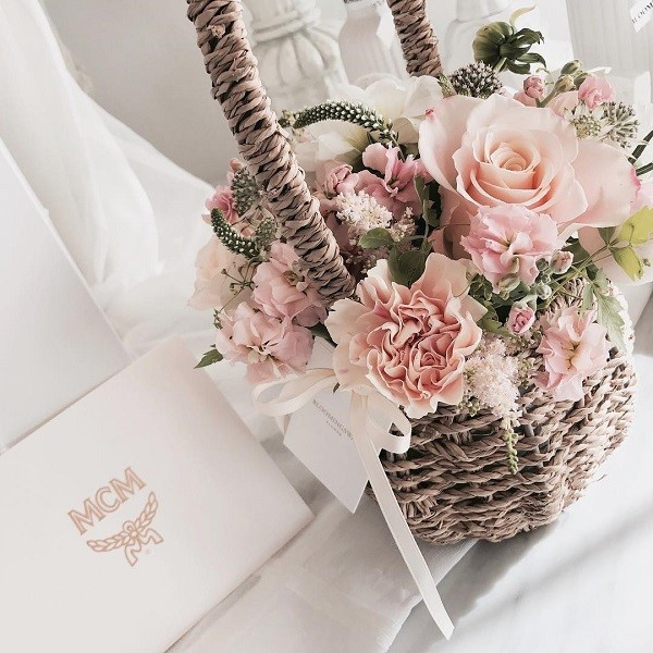 Cắm hoa để bàn đẹp trong giỏ đan truyền thống, đơn giản mà duyên dáng