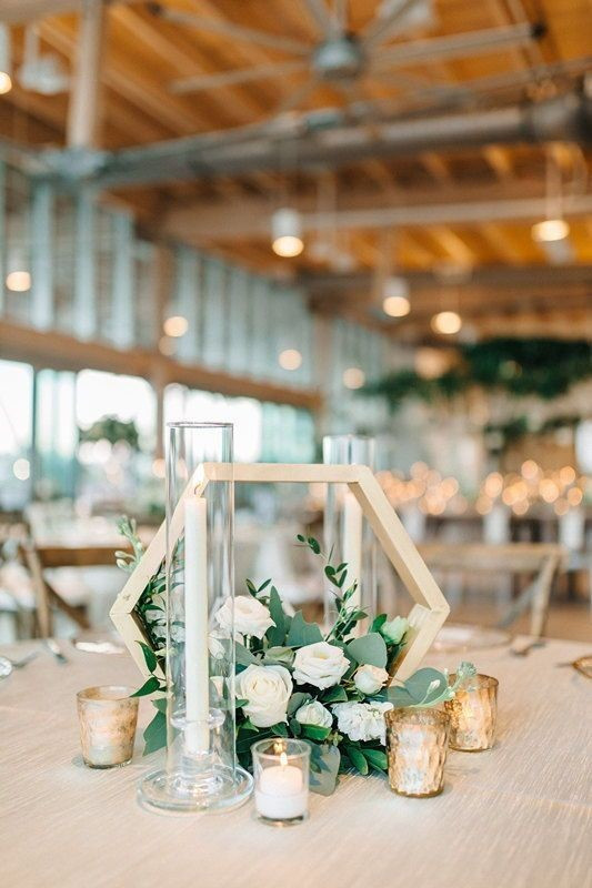 Cắm hoa để bàn đẹp với đồ decor sáng tạo và nghệ thuật, thu hút ánh nhìn