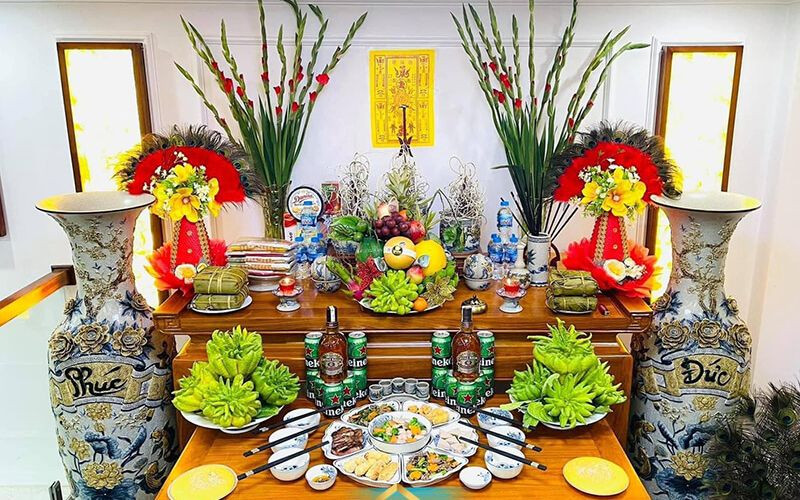 Cắm hoa lay ơn trên bàn thờ gia tiên thể hiện lòng hiếu thảo, tạo mẫu cắm hoa bàn thờ đẹp đơn giản