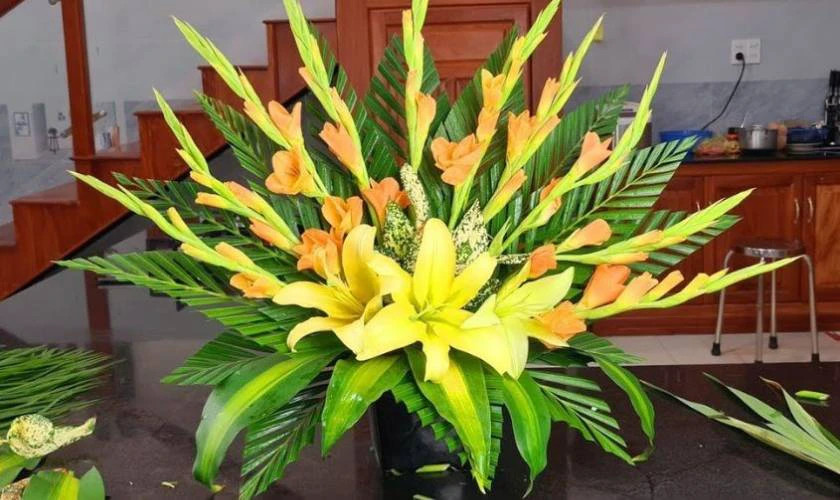 Cắm hoa ly và hoa lay ơn sắc trắng hồng, mang đến vẻ đẹp nhẹ nhàng cho bàn thờ Tết