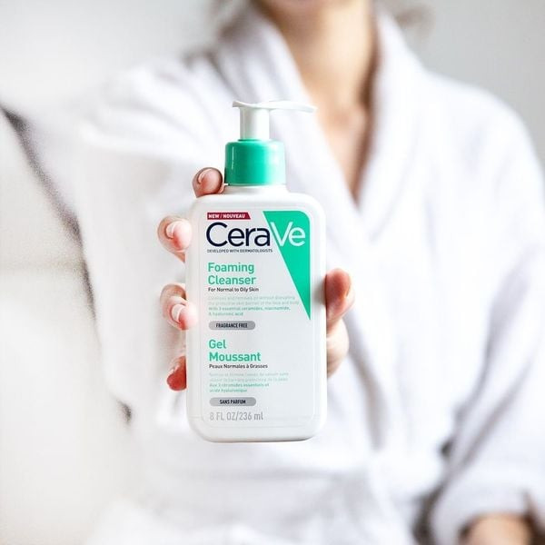 Cận cảnh sữa rửa mặt CeraVe Foaming Cleanser với các thành phần chính