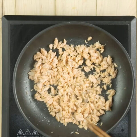 Cận cảnh thịt cá hồi đã tơi để nấu cháo cá hồi bí đỏ