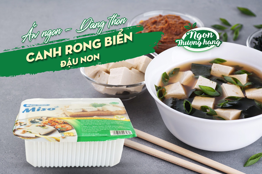 Canh đậu phụ rong biển nóng hổi, thanh đạm, một món ăn bổ dưỡng cho bữa cơm gia đình.