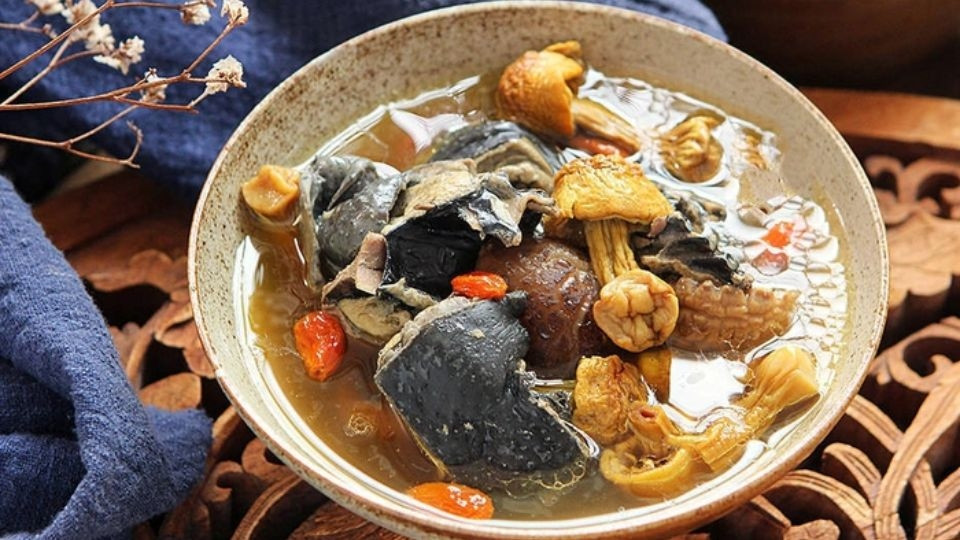 Canh gà ác hầm nấm thanh mát giải nhiệt