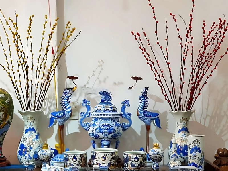 Cành tầm xuân trang trí bàn thờ ngày Tết, tượng trưng cho sự sinh sôi