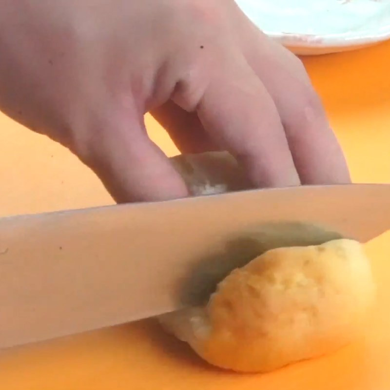 Cắt bỏ rìa bánh mì để cháo mềm mịn hơn cho bé ăn dặm