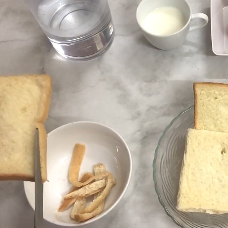 Cắt bỏ viền bánh mì sandwich để cháo bánh mì táo mềm hơn