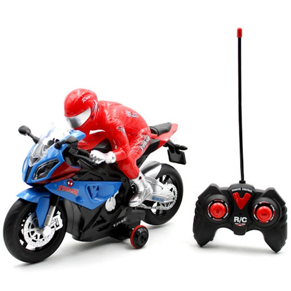 Cậu bé đang điều khiển chiếc moto nhện, một món đồ chơi bé trai 10 tuổi yêu thích, giúp phát triển kỹ năng điều khiển