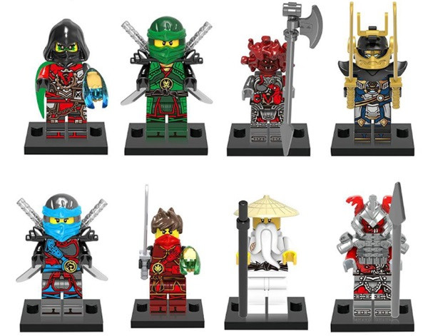 Cậu bé đang say sưa lắp ráp bộ xếp hình Logo chủ đề Ninja, một loại đồ chơi bé trai 10 tuổi giúp tăng cường tập trung và tư duy