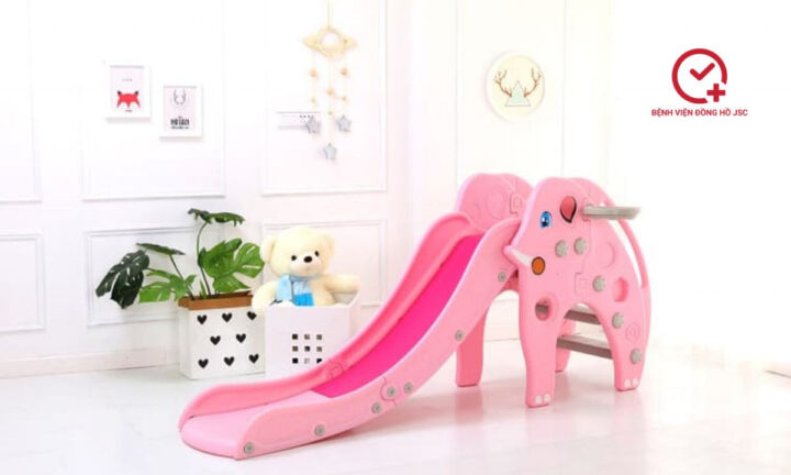 Cầu trượt mini màu pastel trong nhà