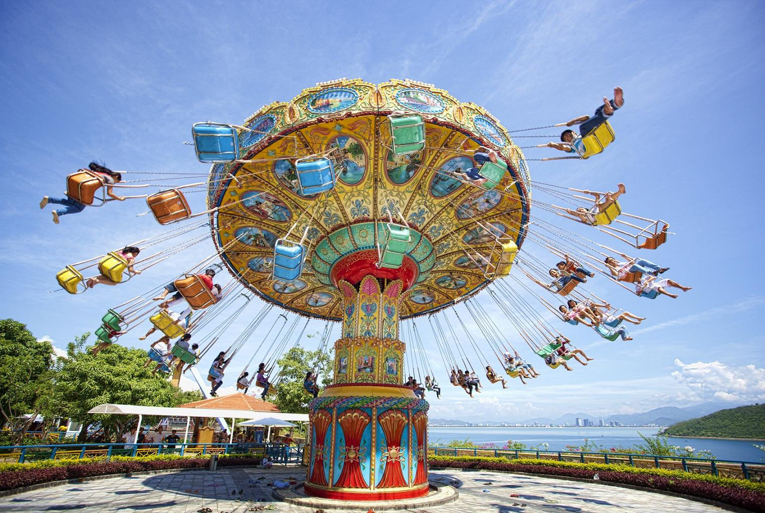 Cầu Vàng tại Sun World Ba Na Hills, một khu vui chơi giải trí tại Đà Nẵng lý tưởng cho gia đình