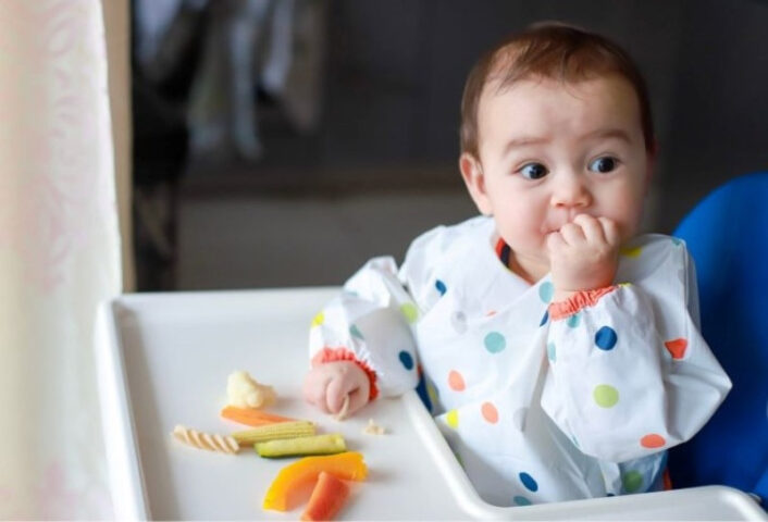 Cha mẹ giám sát bé trong bữa ăn dặm BLW, đảm bảo an toàn và phát triển kỹ năng ăn
