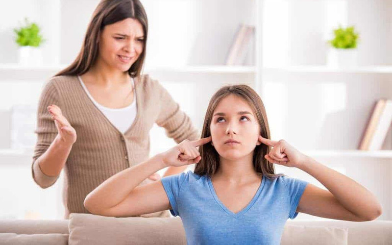 Cha mẹ lắng nghe và tôn trọng con, áp dụng cách dạy con ở tuổi trưởng thành không áp đặt.
