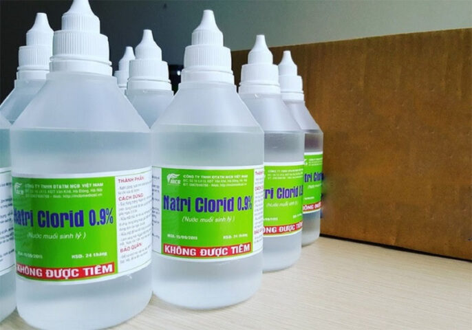 Chai nước muối sinh lý 0.9% được cấp phép, minh họa cách rửa vùng kín bằng nước muối an toàn và đúng tần suất.