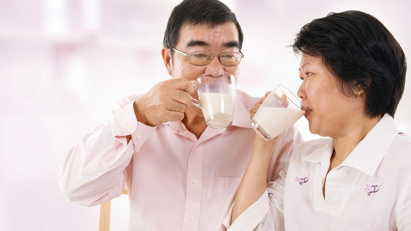 Người Già Nên Uống Sữa Gì: Hướng Dẫn Chi Tiết Từ Chuyên Gia