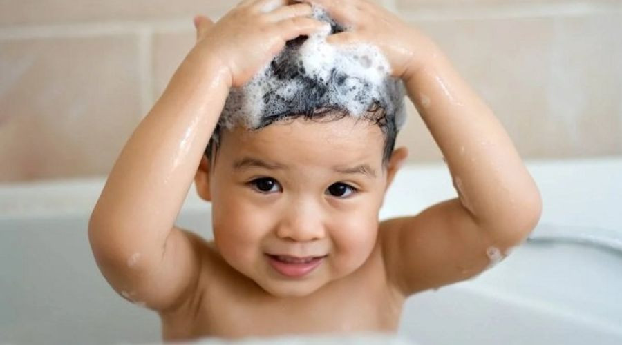 Chăm sóc tóc sau khi cắt cho bé gái 1 tuổi luôn mềm mượt