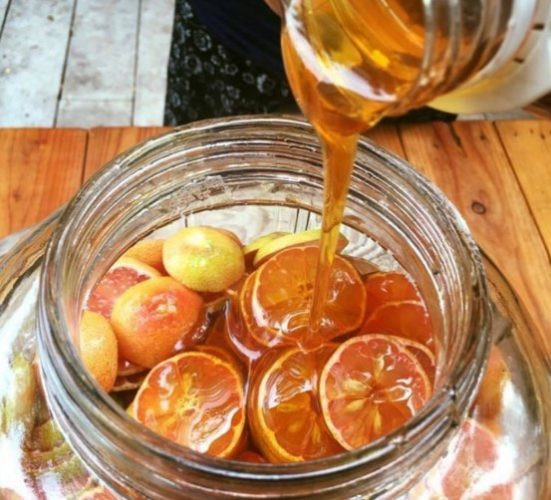 Chanh đào ngâm mật ong, một cách trị viêm họng cho bà bầu tại nhà hiệu quả