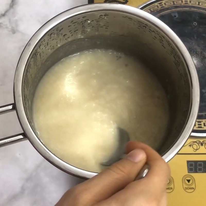 Cháo bánh mì táo thơm lừng đã hoàn thành, sẵn sàng cho bé thưởng thức