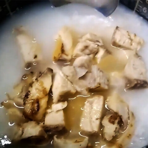 Cháo cá bớp thì là đã hoàn thành cho bé