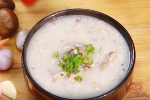 Cháo cá chẽm khoai môn, hỗ trợ tăng thị lực cho bé 7 tháng ăn dặm