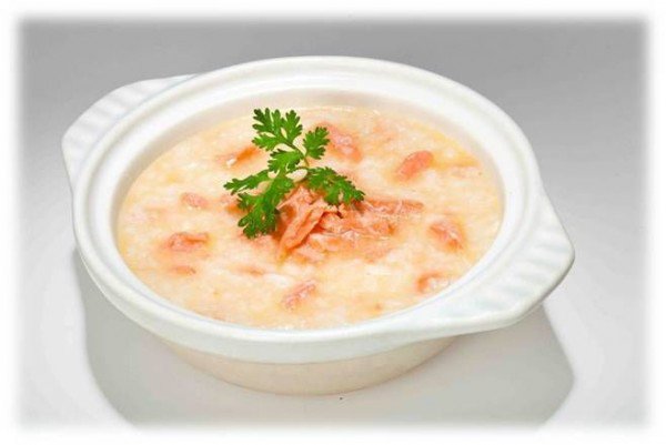 Nấu cháo cá hồi với rau gì cho bé ăn dặm
