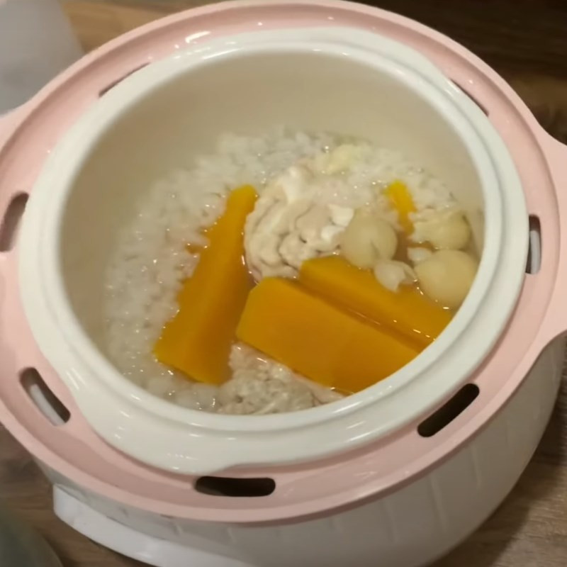 Cháo óc heo bí đỏ đang được nấu trong nồi cơm điện tiện lợi