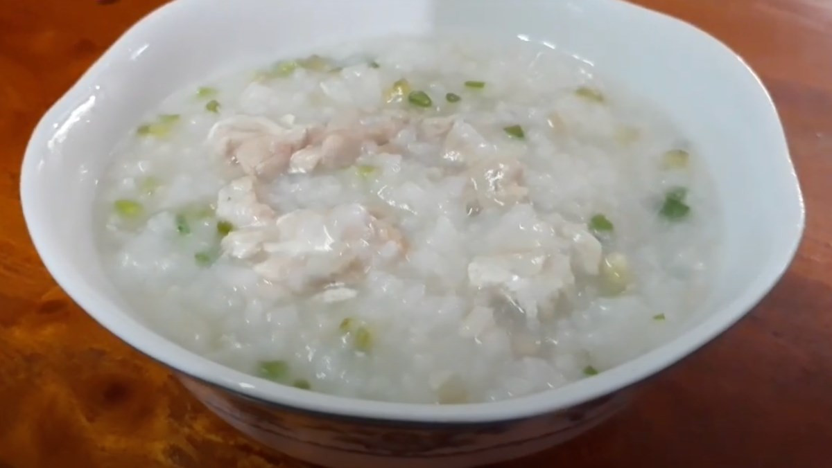 Cháo óc heo hành lá ấm nóng, giải cảm hiệu quả cho bé