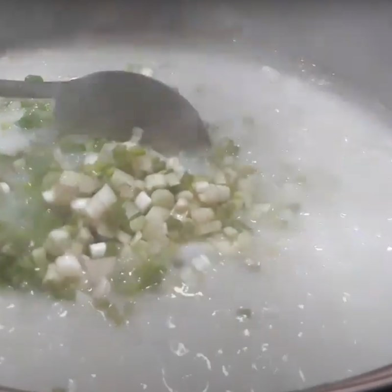 Cháo óc heo hành lá vừa chín tới, hấp dẫn cho bé yêu