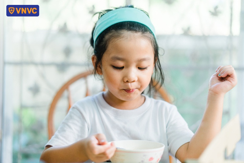 Cháo tía tô giúp trẻ hạ sốt sau tiêm phòng