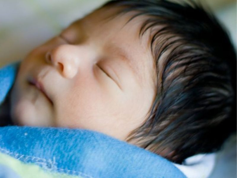 Chất tóc của bé gái sơ sinh cần được chăm sóc nhẹ nhàng