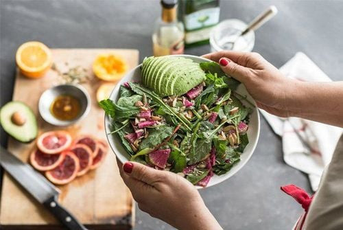 Chế độ ăn uống lành mạnh giúp giảm buồn ngủ nhiều khi mang thai hiệu quả