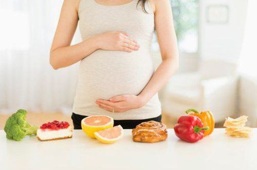 Chế độ dinh dưỡng hợp lý trong thực đơn cho bà bầu bị tiểu đường giúp kiểm soát đường huyết hiệu quả và đảm bảo thai nhi phát triển khỏe mạnh.