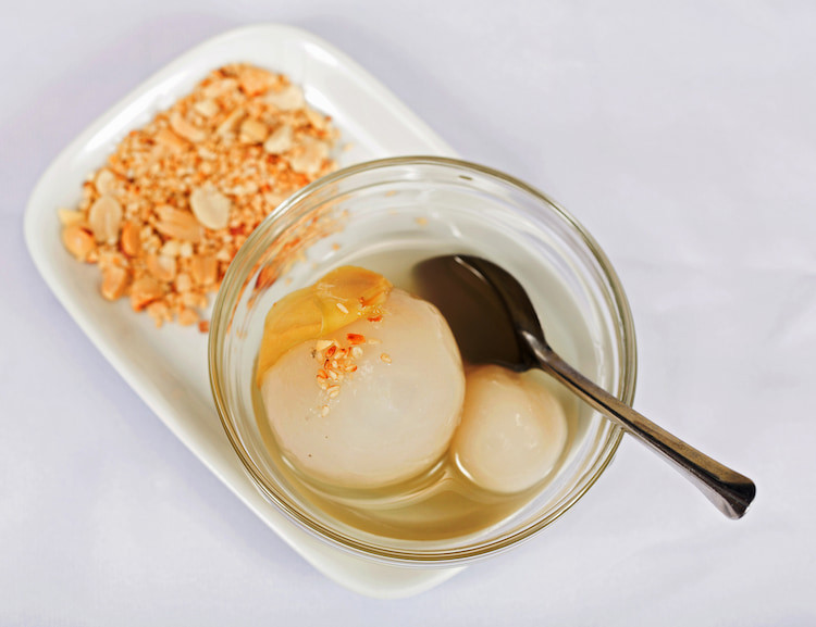 Chè trôi nước với những viên chè tròn đầy, tượng trưng cho sự đoàn viên gia đình
