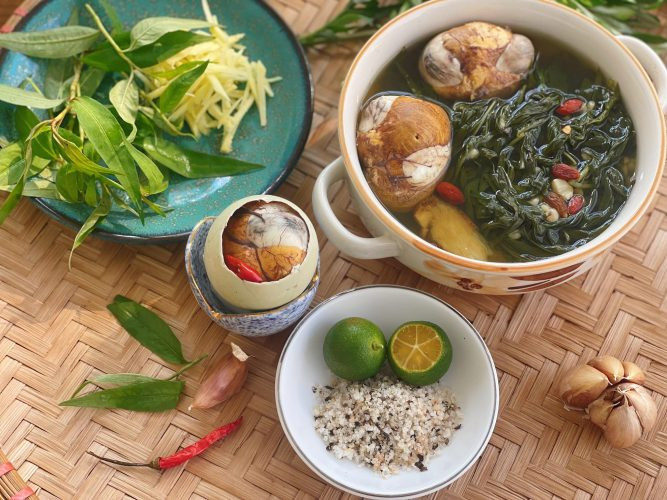 Chén hột vịt lộn kèm các loại rau gia vị, lưu ý khi mới có thai ăn hột vịt lộn.
