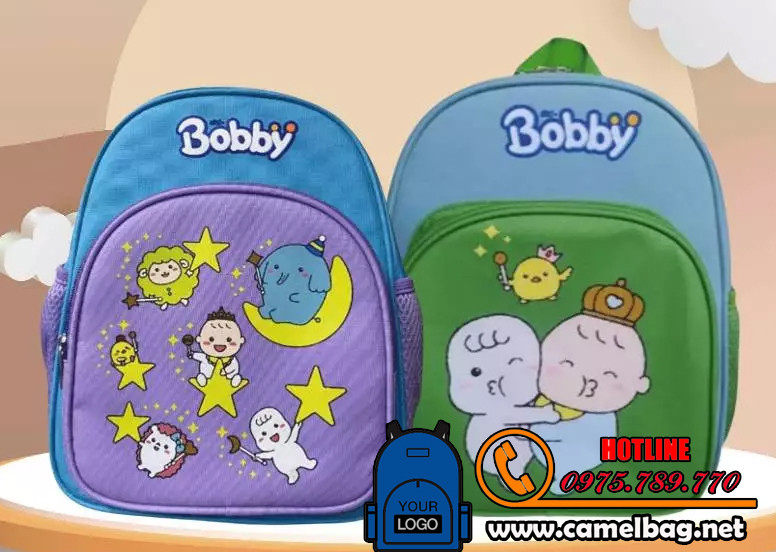 Chi tiết logo Bobby trên balo quà tặng, đại diện cho thương hiệu bỉm Bobby