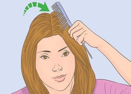 Chia tóc theo ng ngôi giữa để tết tóc ngược kiểu Pháp cho bé gái